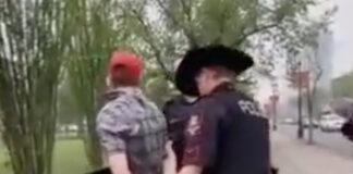 Amerikaanse tiener wat Bybels uitdeel weier om op te hou nadat polisie hom in hegtenis geneem het