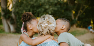 Hoe om kinders te koester en gesinne in pleegsorg te laat groei