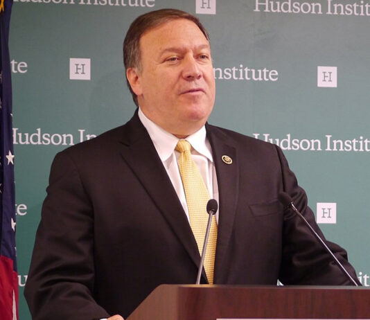 Pompeo: Biden-administrateur beskou godsdiens as ’n ’ongelukkige kenmerk van ’n agtergeblewesamelewing wat in die verlede vasgevang is’