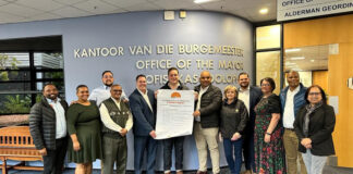 Stad Kaapstad se burgemeester onderteken belofte van Unashamedly Ethical
