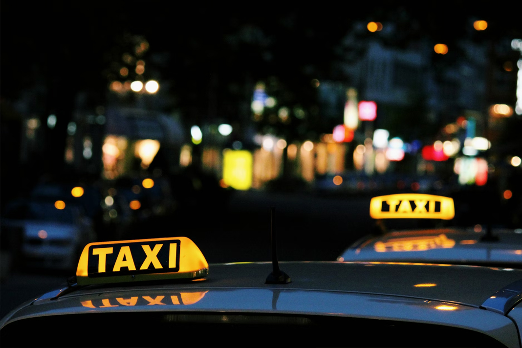 duitse-taxibestuurder-staar-boete-in-die-gesig-omdat-hy-met-bybelteks-rondry