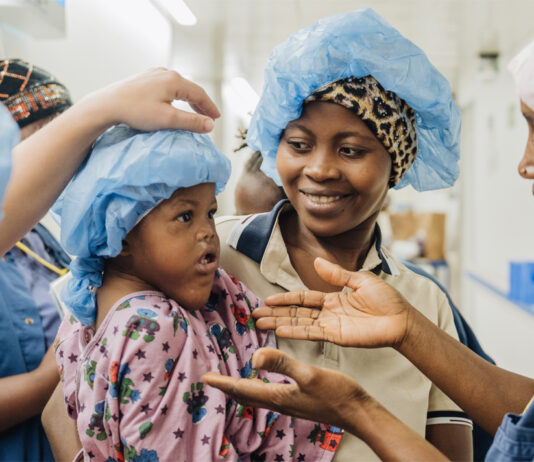 Die wonderverhaal van klein Memunatu en haar reis na herstel met Mercy Ships