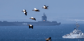 Iranse en Chinese oorlogskepe by Simonstad vir multinasionale vlootoefeninge